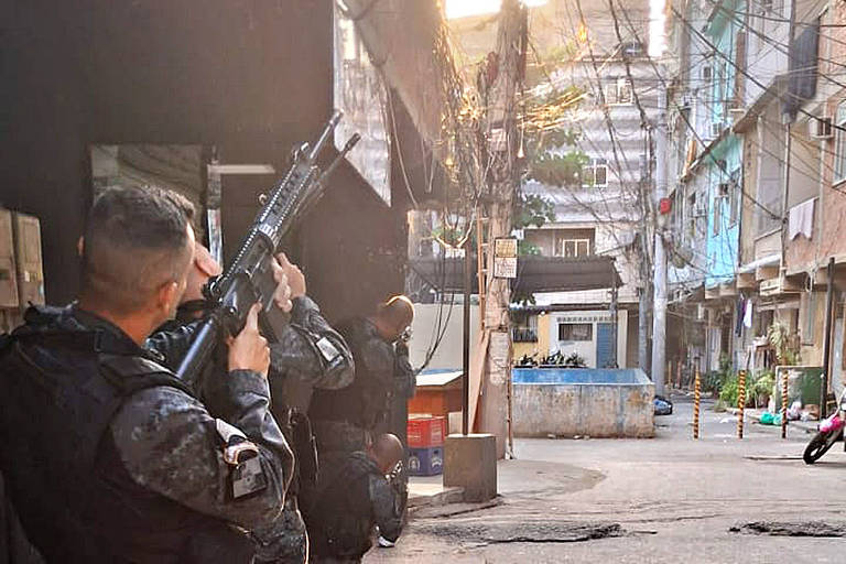 Policiais durante patrulhamento em um dos acessos à comunidade Parque União