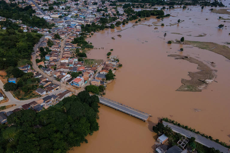 Vista aérea de ponte desabada em meio a água barrenta