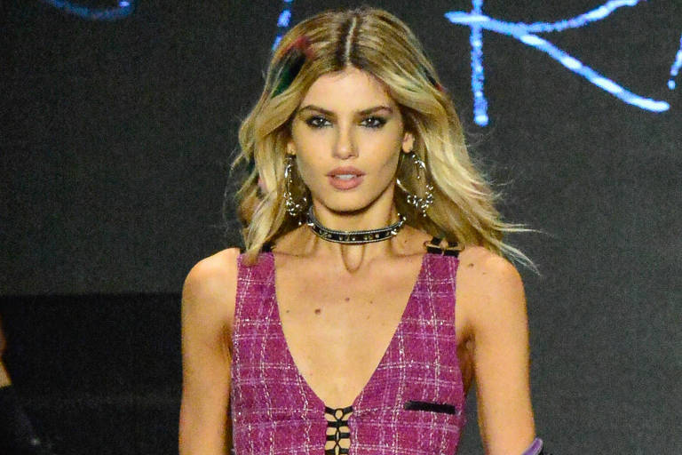 Vi muitas meninas cometerem loucuras para ficarem magras, diz Camila Queiroz na SPFW