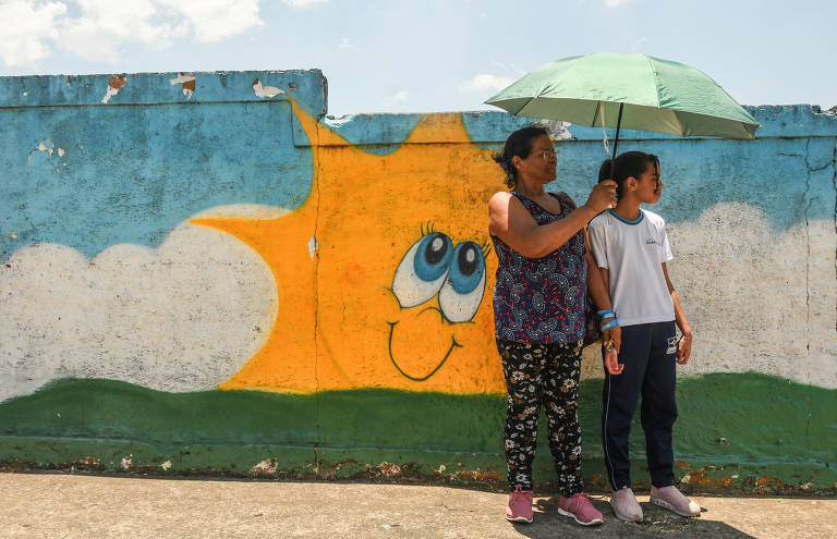 Crianças da escola municipal Rubem Alves, em Guarulhos, passam mal com altas temperaturas por ter aula em estrutura metálica que retém o calor