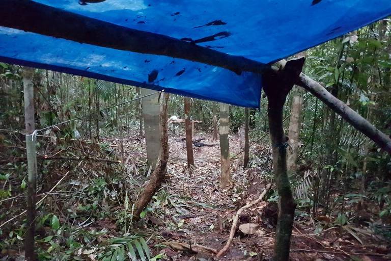 Lona cobre a área que abrigará as redes para pernoite na mata