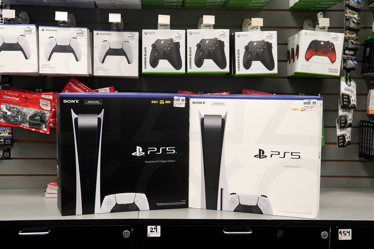 Imagem mostra caixas com videogames e consoles 