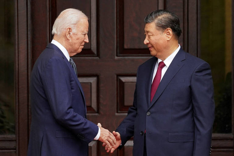 O presidente americano, Joe Biden, 80, cumprimenta o líder chinês Xi Jinping, 70, em Woodside (Califórnia)