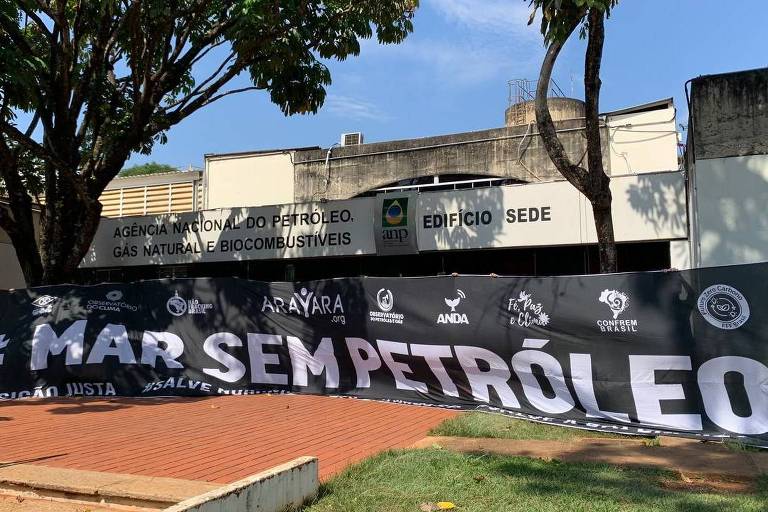 Ativistas do Instituto Arayara fazem manifestação em frente à ANP (Agência Nacional do Petróleo)