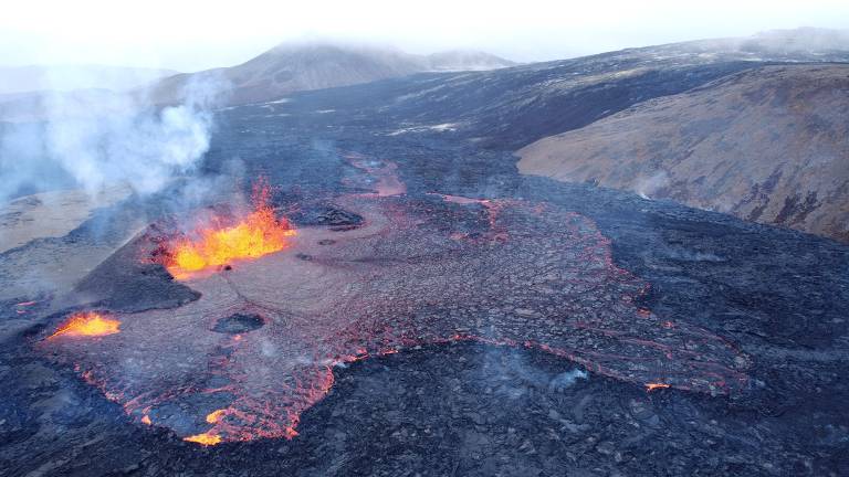 Lavas saindo do vulcão Fagradalsfjall, na Península de Reykjanes, na Islândia, em agosto de 2022
