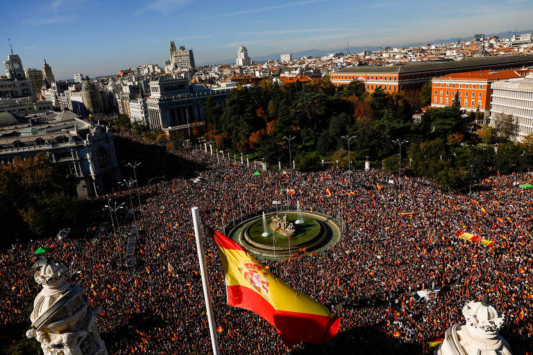 Praça Cibeles, em Madri, tomada por manifestantes contrários ao acordo do governo espanhol com o partido separatista catalão Junts, que inclui anistias para pessoas envolvidas na tentativa fracassada de independência da Catalunha em 2017
