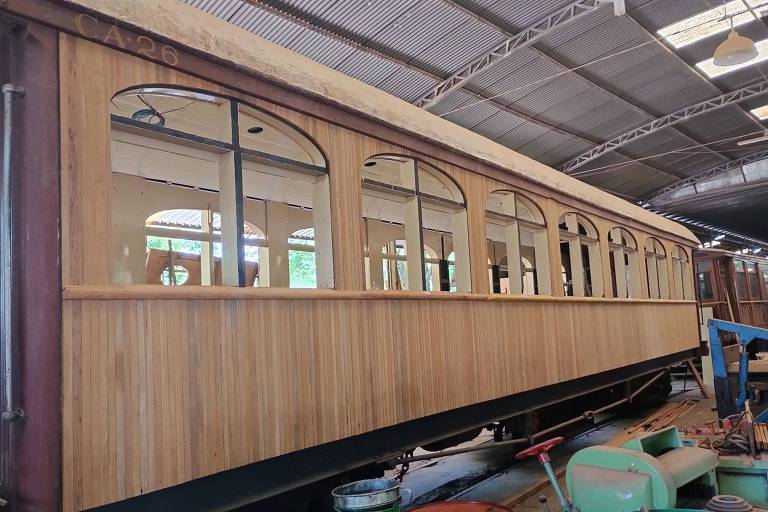 Vagão do Trem do Pantanal passa por restauração em SP