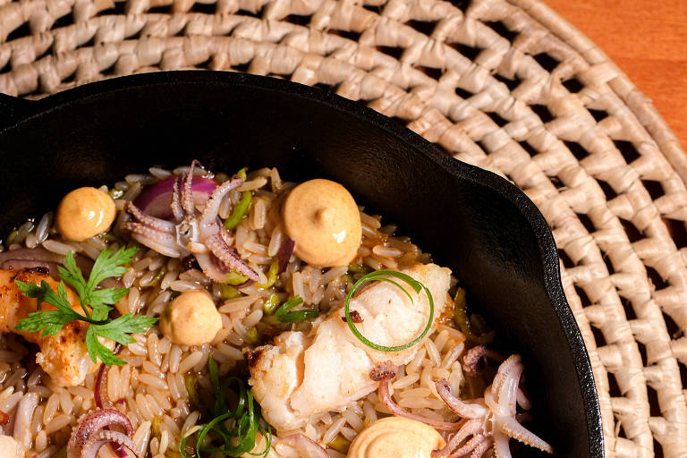 Arroz de marinheiro com frutos do mar grelhados, tempura de cebola e aïoli do restaurante Jiló