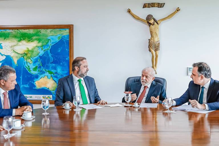 O presidente Lula (PT) se reúne com os ministros Rui Costa (Casa Civil) e Alexandre Silveira (Minas e Energia) e o presidente do Senado, Rodrigo Pacheco (PSD-MG), para discutir a situação fiscal de Minas Gerais