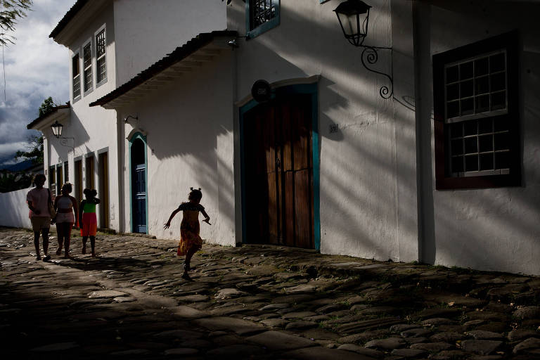 Crianças no centro histórico de Paraty durante a Flip de 2022