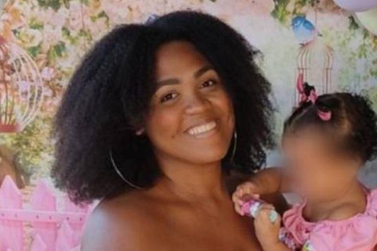 Evelyn Orozimbo segura a filha, ainda bebê, no colo
