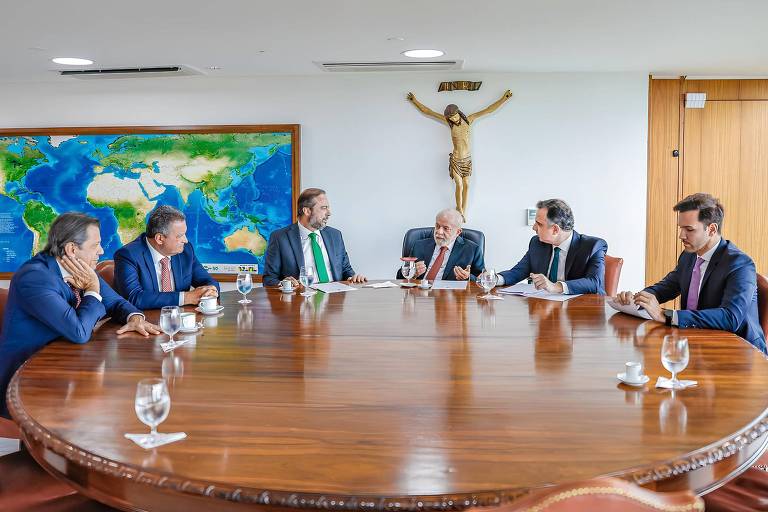 A foto mostra o presidente Lula (PT) ao centro em mesa durante reunião nesta terça (21) com os ministros Fernando Haddad (Fazenda), Rui Costa (Casa Civil), Alexandre Silveira (Minas e Energia), o presidente do senado Rodrigo Pacheco (PSD) e o presidente da Assembleia de Minas Gerais, deputado Tadeu Martins Leite (MDB), para dívida solução para dívida do estado