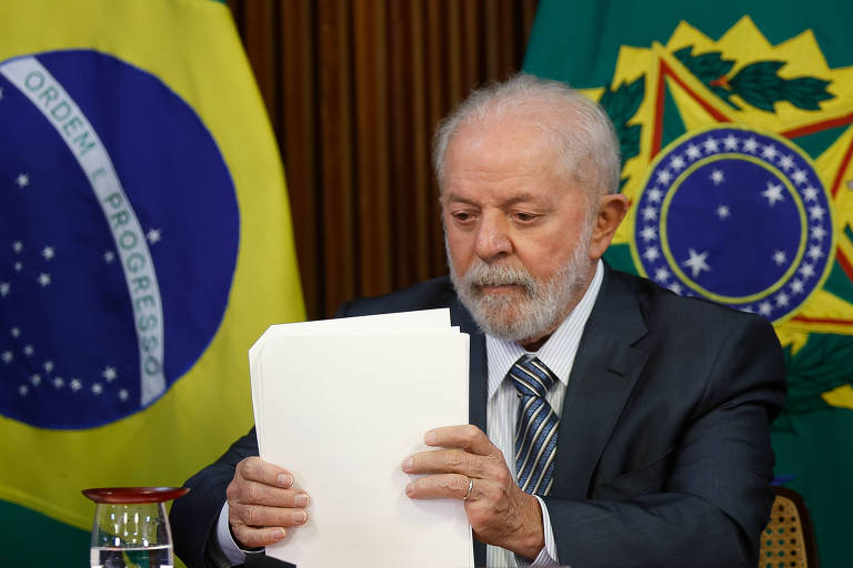 O presidente Lula, ao lado dos presidentes da Câmara, deputado Arthur Lira (E) e do STF, ministro Luis Roberto Barroso (D), durante reunião de Instalação da Comissão Nacional do G20, no Palácio do Planalto.