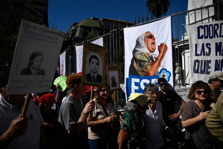 Movimentos de esquerda protestam contra o presidente eleito Javier Milei em Buenos Aires