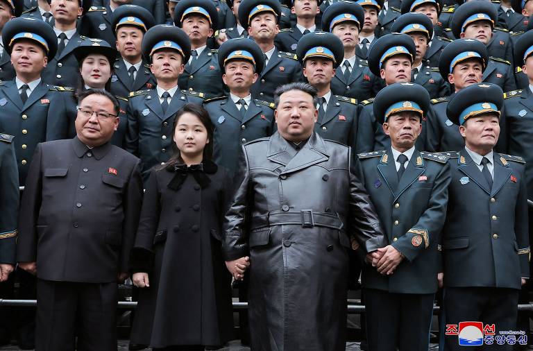 Ditador da Coreia do Norte, Kim Jong-un, ao lado da filha e de cientistas da agência espacial do país, em Pyongyang