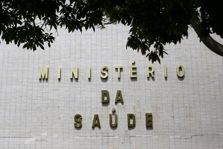 Fachada do Ministério da Saúde. Lê-se "Ministério da Saúde" em um letreiro dourado. 