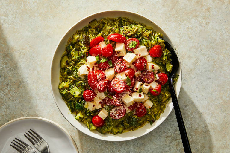 Pesto combinado com receita de orzo (massa em formato de arroz), além de abobrinha e cebolas refogadas, produzido por Hadas Smirnoff