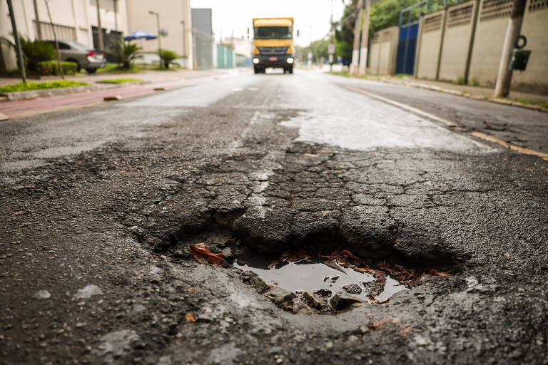 Problema em asfalto em rua na Barra Funda, na zona oeste de São Paulo