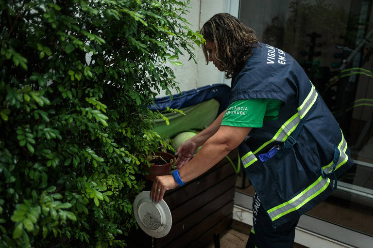 Agentes de endemias da prefeitura de São Paulo durante ação casa a casa de combate à dengue no bairro Cidade Jardim, zona sul da capital