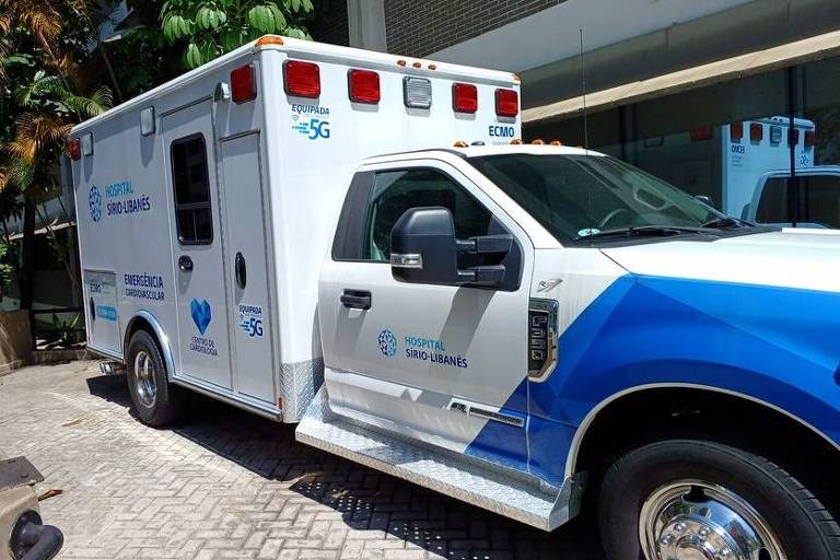 Ambulância 5G do Hospital Sírio-Libanês estacionada na entrada do pronto-atendimento