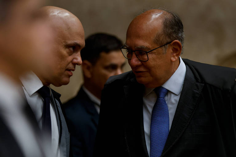 Os ministros Alexandre de Moraes e Gilmar Mendes, do STF (Supremo Tribunal Federal), em sessão de julgamento dos primeiros réus dos atos golpistas de 8 de janeiro, em Brasília