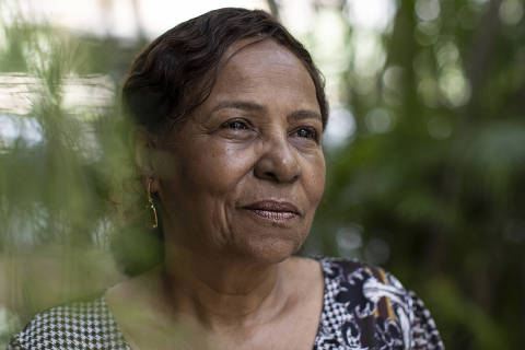 RIO DE JANEIRO, RJ, BRASIL, 17-11-2023: Retrato da escritora e professora Leda Maria Martins, no bairro de Botafogo, na zona sul do Rio de Janeiro. Folha faz perfil da escritora para o pacote Flip, que sai na segunda-feira. (Foto: Eduardo Anizelli/ Folhapress, ILUSTRADA) ***EXCLUSIVO***