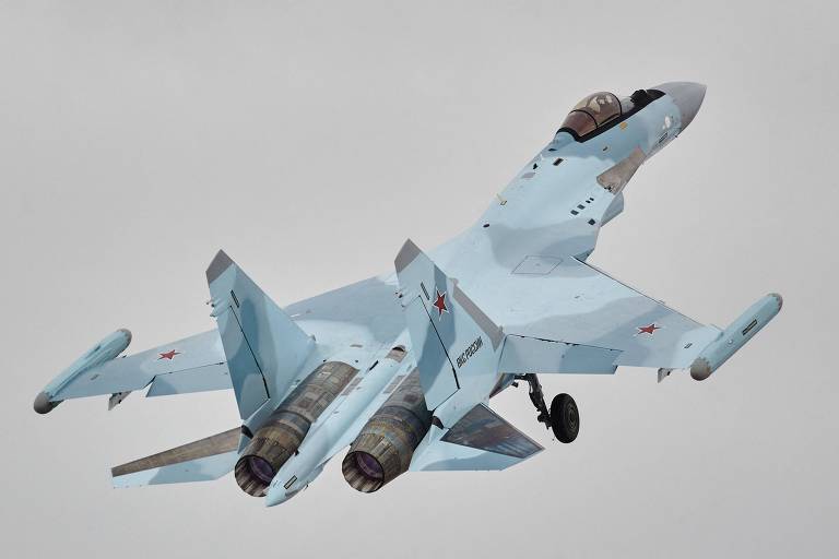 Um caça Sukhoi Su-35S decola na cidade de Komsomolsk-do-Amur, onde é fabricado na Rússia