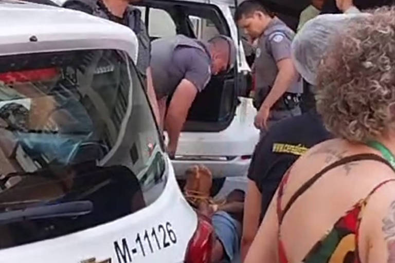 PMs amarraram o homem durante abordagem na rua Santo Amaro, na Bela Vista, centro de SP
