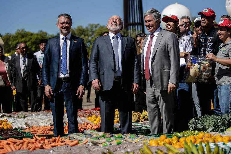 Em frente a diversos vegetais, Lula olha para cima