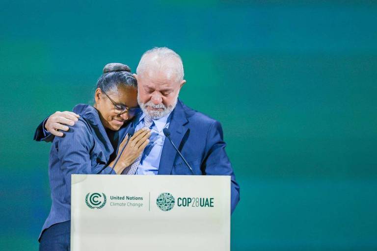 Marina e Lula abraçados no palco