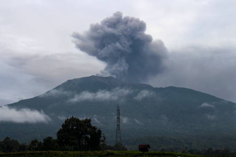Erupção de vulcão na Indonésia deixa 11 alpinistas mortos e 12 desaparecidos