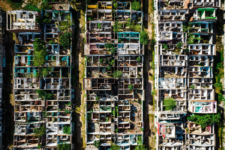 vista aérea de casas abandonadas e depredadas