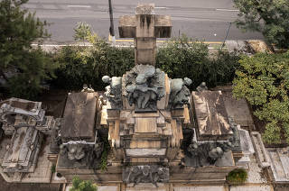 Cemiterio da Consolacao:  Detalhe do  mausoleu do Conde Matarazzo  com  escultura do artista Materno Giribaldi localizado  no primeiro cemiterio de SP que foi cedido a concessao da iniciativa privada