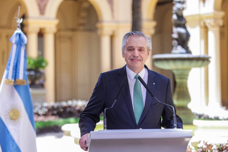 Alberto Fernández durante discurso de despedida da Presidência, gravado no Pátio das Palmeiras da Casa Rosada, e transmitido em rede nacional de TV