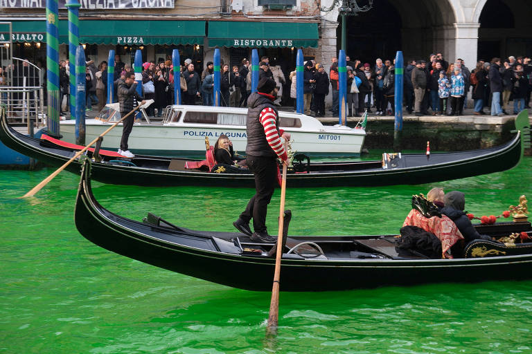 Ativistas climáticos tingem canal de Veneza de verde em protesto contra COP28