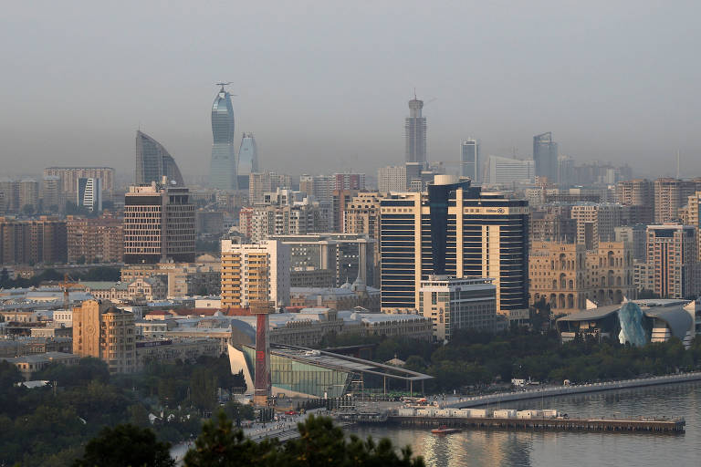 Vista da cidade de Baku, capital do Azerbaijão, mostrando diversos prédios 