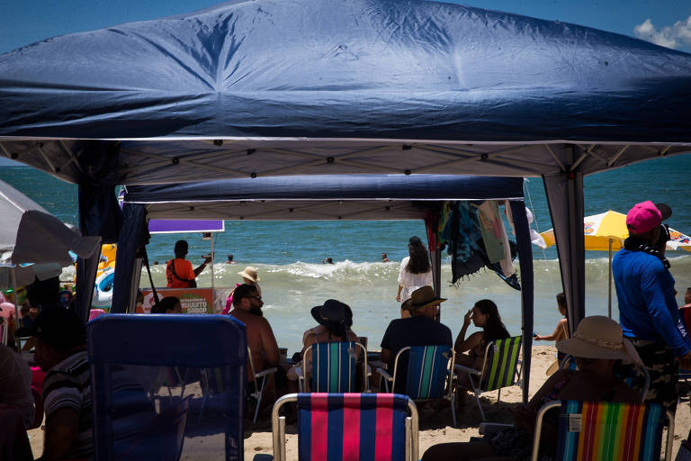 Turistas na praia Martim de Sá, em Caraguatatuba, litoral norte de São Paulo