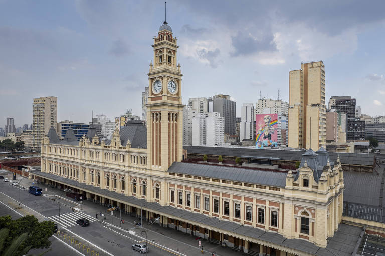 Fachada da estação da Luz e do Museu da Língua Portuguesa, no centro de São Paulo