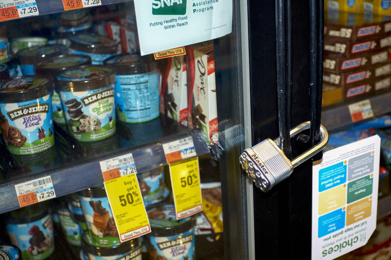 Freezer com sorvetes trancado em farmácia CVS, em Nova York