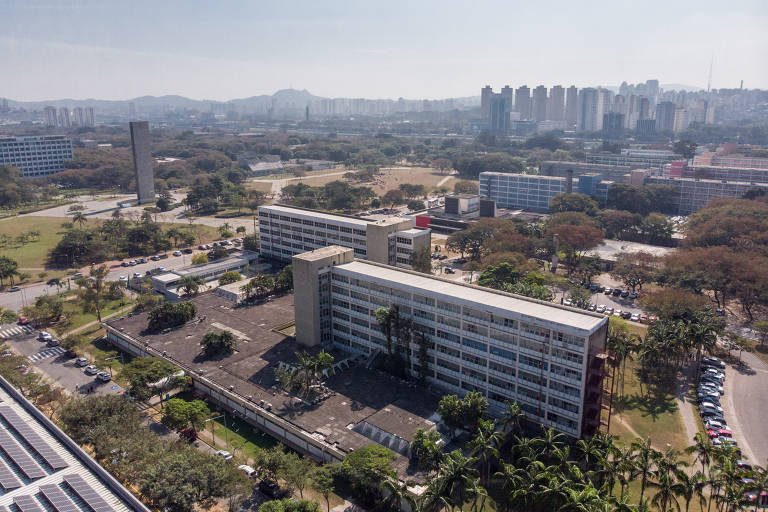 Vista aérea da Cidade Universitária, com destaque para um prédio da USP