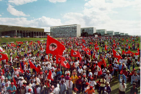 SAO PAULO-SP - COLUNA MONICA BERGAMO - Joao Pedro Stedile, fundador do MST (Movimento das Trabalhadores Rurais Sem Terra), durante entrevista a Folha, no Parque da Agua Branca, onde acontecera a Feira Nacional da reforma Agraria, promovida pelo MST. (Foto: Marlene Bergamo/Folhapress) - 017 SELENE 602311