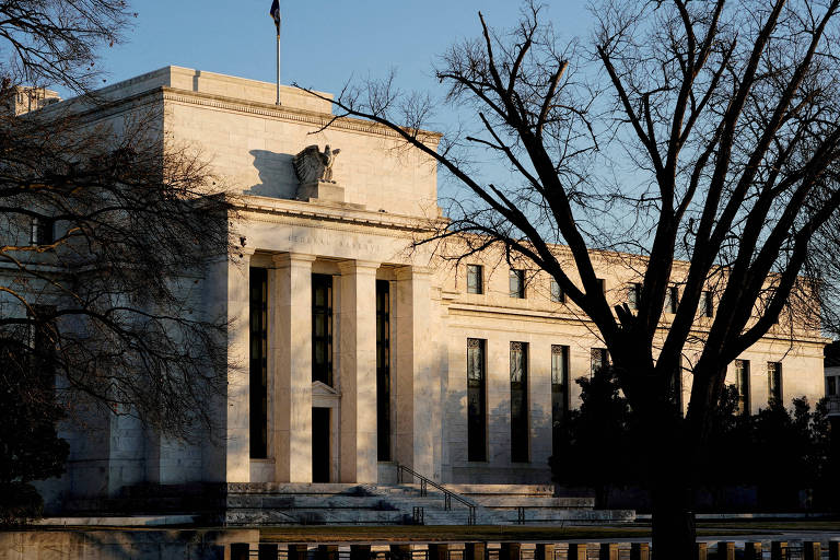 Fed mantém taxa de juros e sinaliza fim do ciclo de alta