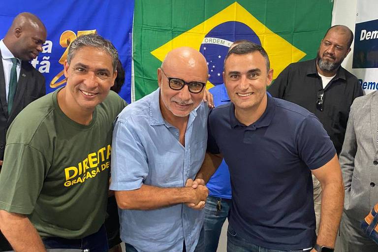 Queiroz aparece entre dois dirigentes do Democracia Cristã, na sede do partido