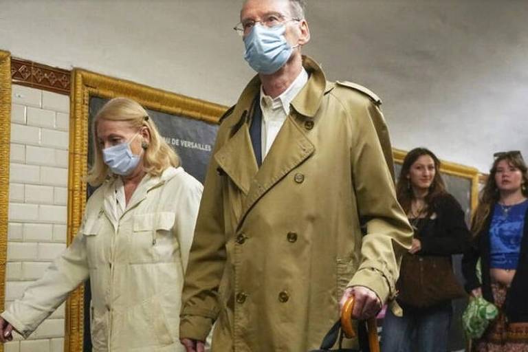 Pessoas caminham no metrô de Paris; o uso da máscara é recomendado pelas autoridades de saúde em locais com aglomeração, em meio ao aumento de novos casos de Covid na França