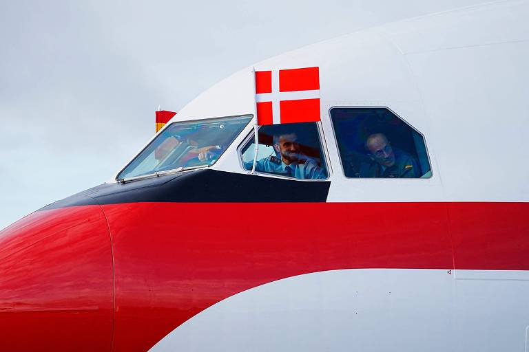 Avião da família real da Espanha chega à Dinamarca e piloto mostra a bandeira dinamarquesa