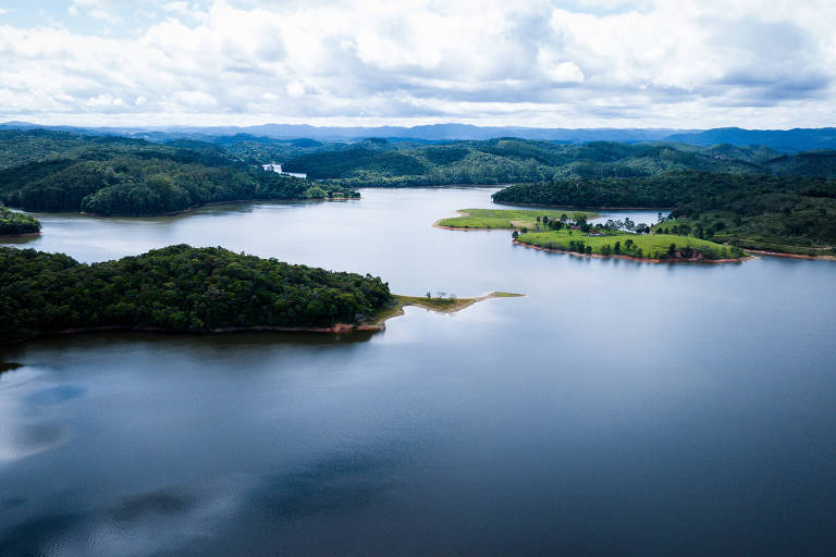 Lago de represa com vegetação preservada no entorno visto do alto