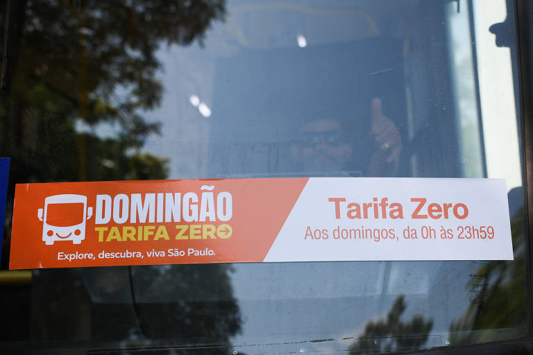 Passageiros utilizam ônibus em 1º dia de tarifa zero em SP 