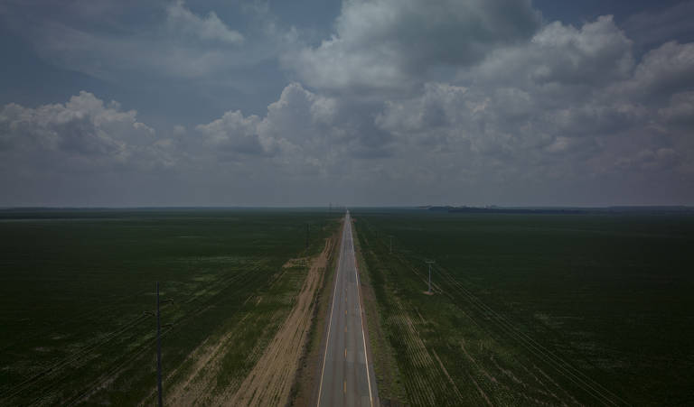 Imagem aérea mostra lavouras de soja plantadas às margens da rodovia MT-140, em Sorriso (MT)