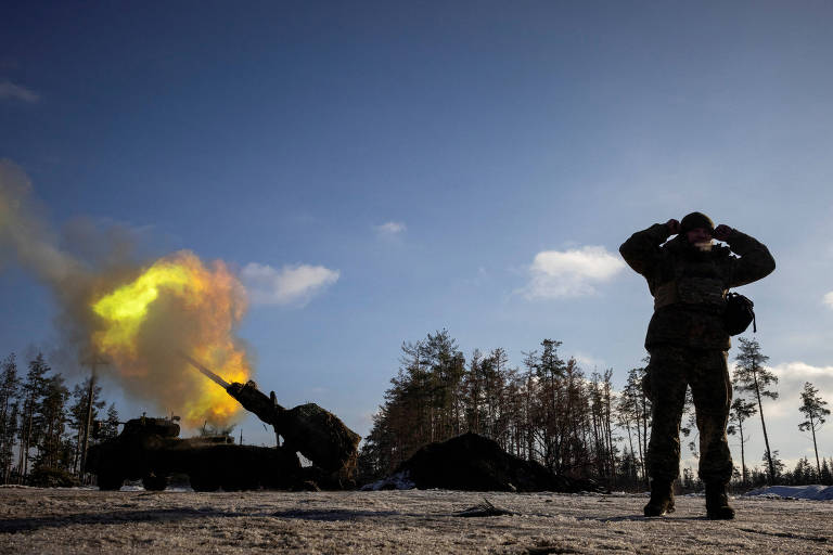 Soldado tapa ouvidos enquanto um obuseiro sueco Archer é disparado por brigada de artilharia ucraniana em Donetsk