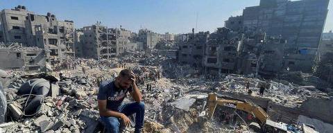 5 conclusões após 4 semanas de guerra entre Israel e Hamas
Um homem sentado em cima de uma pilha de escombros após um ataque israelense na Faixa de Gaza
As consequências de um ataque ao campo de refugiados de Jabalia, em Gaza, no início desta semana

Importado Automaticamente de: https://www.bbc.com/portuguese/articles/crgp02rn077o